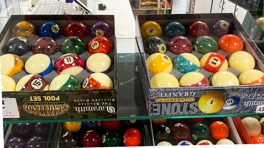 Billes de billard Aramith Stone et Camouflage dans la vitrine des accessoires du showroom Eurobillards parisien
